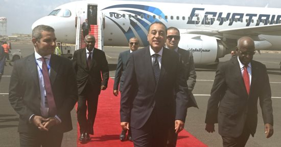 رئيس الوزراء يصل إلى جيبوتى للمشاركة فى مراسم تنصيب الرئيس إسماعيل عمر جيله