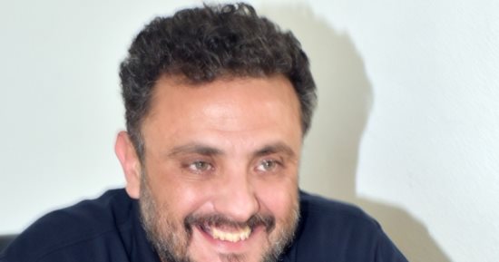 بعد اختيار إسلام عبادة قومسيواً لصالون الشباب.. ماذا تعرف عن الفنان؟