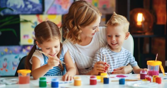 إجازة الكى جى بدأت.. 5 أنشطة منزلية ترفيهية تحميهم من الموبايل