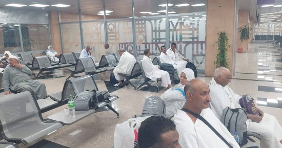 فرحة وسعادة حجاج الأقصر فى المطار قبل ذهابهم إلى الأراضى المقدسة.. صور