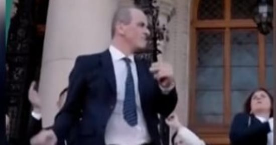 من البرلمان للتريند.. رقصة سياسى مجري تزيد فرصه فى تولى وزارة الصحة (فيديو)