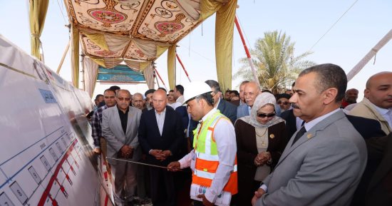 وزير النقل يشهد التشغيل التجريبي لكوبرى أعلى مزلقان أبو شوشة بقنا
