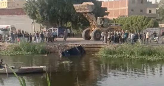 انتشال سيارة ملاكي انقلبت في ترعة المريوطية بأبو النمرس.. صور