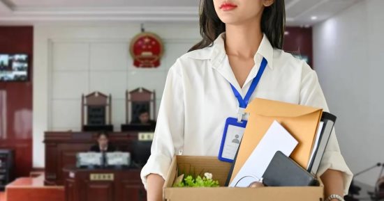 فصل موظفة صينية بسبب عمل زوجها فى شركة منافسة ينتهى بتعويض ضخم