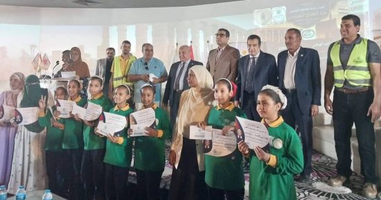 تكريم 50 طالبا فى مسابقة "تاريخ بلدنا في عيون ولدنا" بالأقصر.. صور