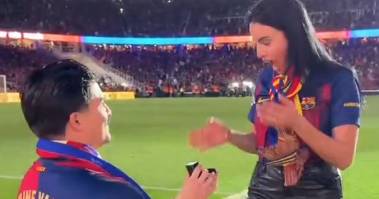 عرض زواج داخل ملعب برشلونة على هامش الكلاسيكو واحتفالات الليجا.. فيديو
