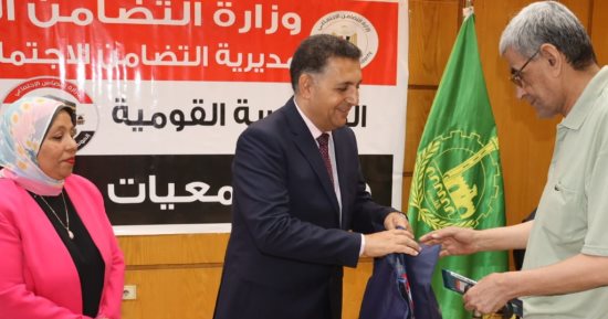 محافظ القليوبية يسلم ملابس الإحرام وتأشيرات الحج لـ45 شخصا من الجمعيات الأهلية