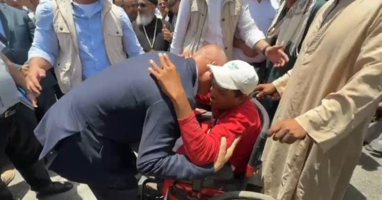 بعد طلبه وظيفة من وزير النقل.. شاب قنا: الوزير حضني زي الأب لابنه وأشعر بالسعادة