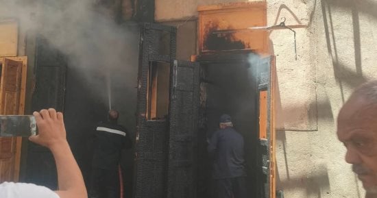 السيطرة على حريق محدود فى محل داخل السوق السياحى القديم بمدينة إسنا.. صور