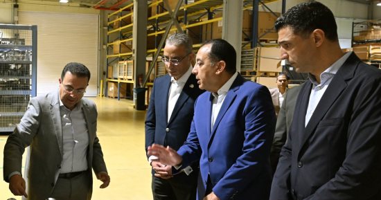 رئيس الوزراء يتفقد مصنع "بويزين مصر" لمعالجات العادم.. مدبولي: توجيهات من الرئيس بمواصلة تعزيز التعاون مع القطاع الخاص محليا ودوليا.. وندعم استراتيجية توطين صناعة السيارات وزيادة نسبة المكون المحلى