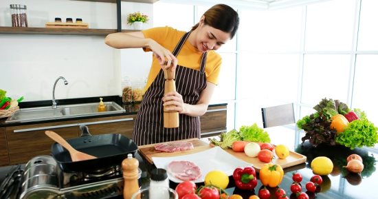 ابعدى عن التيك اواى.. اعرفى فوائد الطهى المنزلى على صحتك وعلاقتك بأسرتك