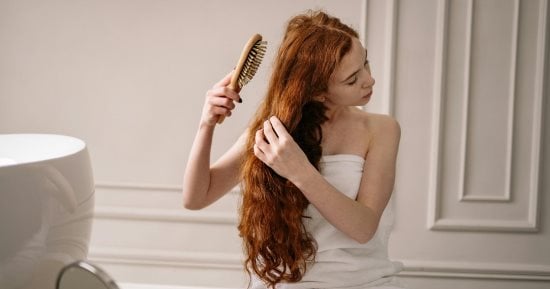 5 عادات بعد الاستحمام تدمر شعرك من غير ما تاخدى بالك.. سر التقصف