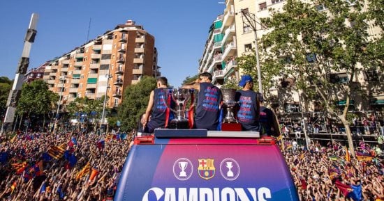 برشلونة يحتفل بالليجا في شوارع كتالونيا وسط حضور جماهيري ضخم.. فيديو وصور