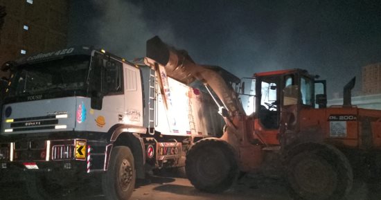 محافظة الجيزة ترفع 650 طن مخلفات من منطقة أرض الرخام بحى المنيرة الغربية
