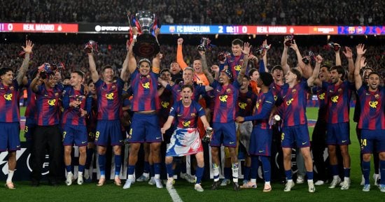 شاهد احتفالات برشلونة بكأس الدوري الإسباني بعد الفوز على الريال.. فيديو