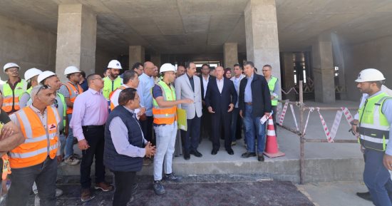 وزير النقل يتفقد مواقع العمل بالخط الثاني للقطار الكهربائي السريع 