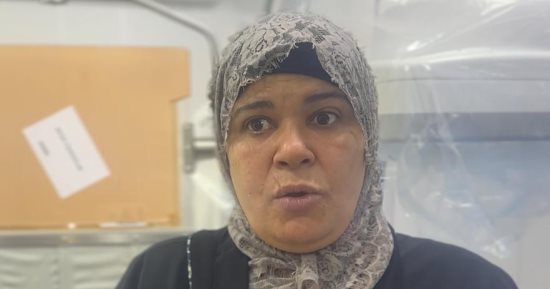 من وجع الفقد لرسالة حياة.. أم تحوّل رحلة مرض ابنتها لخدمة مجانية للمرضى.. صور