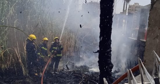 السيطرة على حريق بمخلفات وهيش داخل سور مستشفي بنها التعليمي