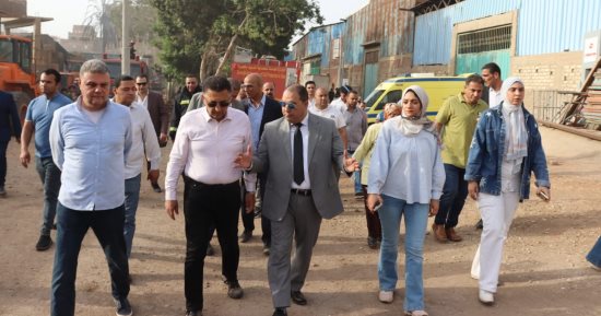 محافظ القليوبية ومدير الأمن يتابعان السيطرة على حريق بـ3 منشآت صناعية
