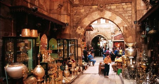 الغورية.. رحلة فى أقدم سوق للهدايا والأقمشة بالقاهرة