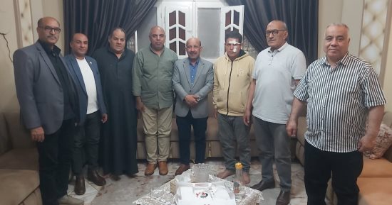 وفد نقابة المعلمين يزور معلم أجا بعد إصابته إثر تعدى طالب عليه بسلاح أبيض