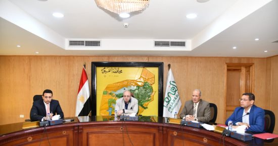محافظ الفيوم يتابع ملف تقنين أراضي الدولة ويشدد على سرعة الإنجاز