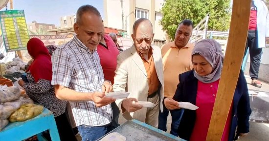 سوق اليوم الواحد بالوادى الجديد ملتقى أسبوعى لتوفير السلع الغذائية بأسعار مخفضة.. إقبال متزايد على منتجات الألبان والأجبان والسمن البلدى والصناعات.. والمحافظ توجه بتوفير سبل الدعم بكل المحافظة.. صور