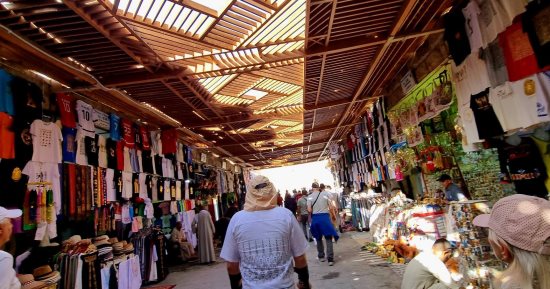 السياح من كل مكان يستمتعون فى معابد الأقصر رغم حرارة الطقس.. صور