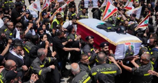 تشييع عنصرين من الدفاع المدني اللبناني قُتلا بغارة إسرائيلية في النبطية