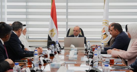 وزير الاستثمار يبحث مع المؤسسة الدولية الإسلامية تطوير برامج التمويل