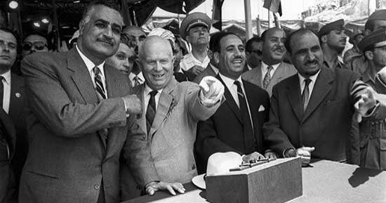 سعيد الشحات يكتب: ذات يوم ..13مايو 1964..  الرؤساء عبدالناصر وخروشوف والسلال يلقون بحجر الجرانيت إشارة لبداية غلق المجرى القديم لنهر النيل بأسوان فى أهم مراحل بناء السد العالى 