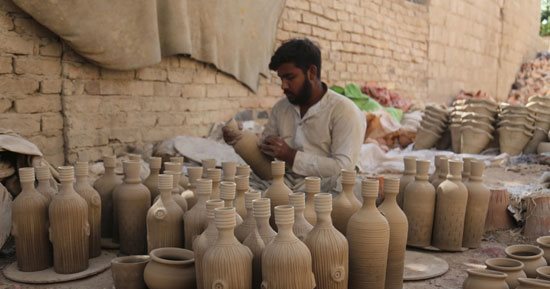 سحر الطين.. مهارات صناعة الفخار تتألق فى باكستان