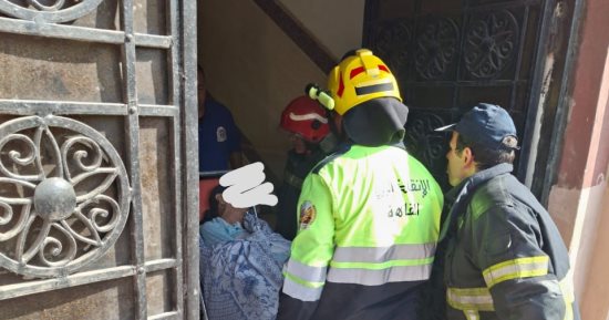 الإنقاذ البرى يساعد مسنة فى النزول من عقار ونقلها للمستشفى بالساحل.. صور