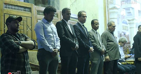 صحفيون وكتاب يؤدون واجب العزاء فى سيد العديسى بعمر مكرم.. صور 