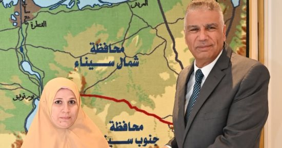 محافظ جنوب سيناء يسلم عقود تقنين أراضٍ لمواطنين بمنطقة الرويسات بشرم الشيخ
