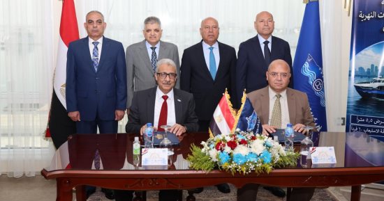وزير النقل ورئيس هيئة قناة السويس ومحافظ القاهرة يشهدون توقيع عقد بناء 5 أتوبيسات