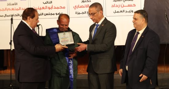 محافظ الجيزة: الدولة حريصة على توفير بيئة عمل تضمن حقوق العمال