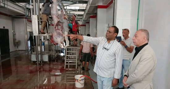 رئيس مركز الخارجة يشهد بدء التشغيل التجريبي للمجزر النصف آلى 