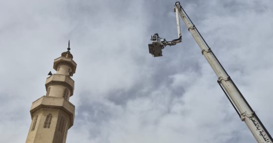 الحماية المدنية تنقذ المارة من هلال نحاسى مائل بمأذنة مسجد بمدينة نصر.. صور