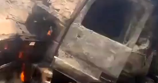مصرع شخصين فى حادث تصادم وتفحم سيارتى نقل على طريق إدفو مرسى علم