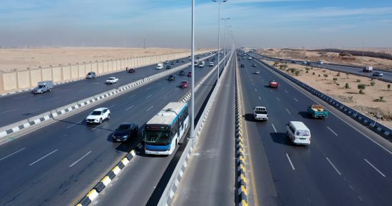 سائق أتوبيس ترددى يصطدم بالحاجز الخرسانى بعد تفادى دهس أسرة فى الخصوص