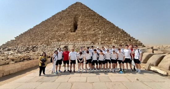 منتخب المجر للشباب لكرة اليد يزور الأهرامات في جولة تاريخية بتنظيم اتحاد اليد