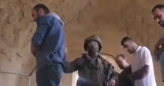جندى إسرائيلى يقتحم مسجدا ويدفع المصلين أثناء الصلاة فى الضفة الغربية (فيديو)