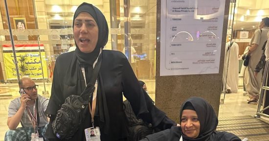 دموع الحاجة نجاح أمام الكعبة.. حكاية مصرية من ذوى الهمم عوضها الله بزيارة بيته