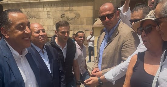 مرحبا بكم فى مصر.. حوار ودى بين رئيس الوزراء وعدد من السائحين بشارع المعز