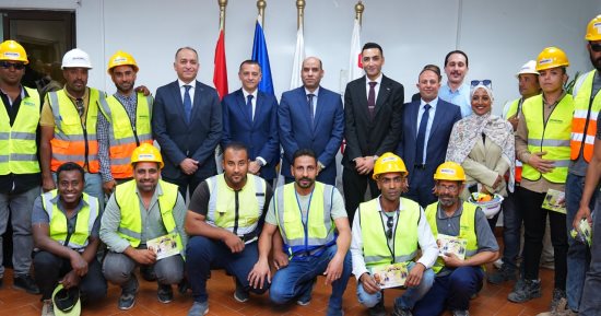 وزير العمل ومحافظ أسوان يسلمان شنط "عدة عمل" وبونات لعمالة غير منتظمة