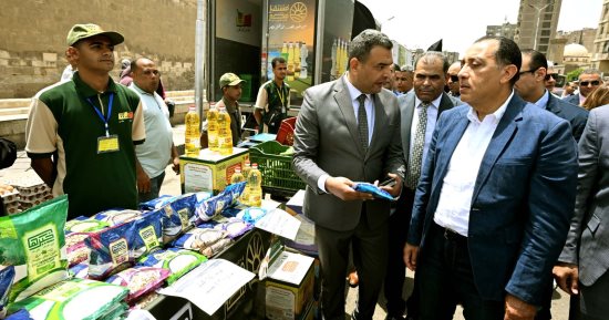 رئيس الوزراء يتفقد معرض أهلًا بالعيد بمنطقة الجمالية
