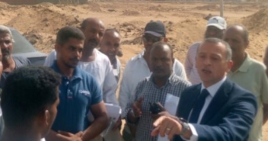 محافظ أسوان يتابع إزالة التعديات على أراضى أملاك الدولة بقرية الرمادى