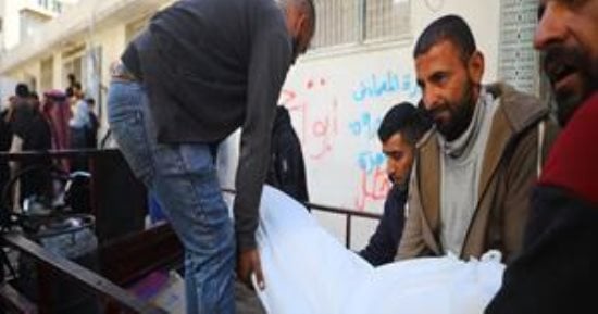 استشهاد وإصابة 5 فلسطينيين في قصف إسرائيلي على مركبة وسط قطاع غزة