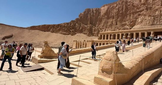 سحر الأقصر يهزم حرارة الطقس ويجذب السياح من كل أنحاء العالم